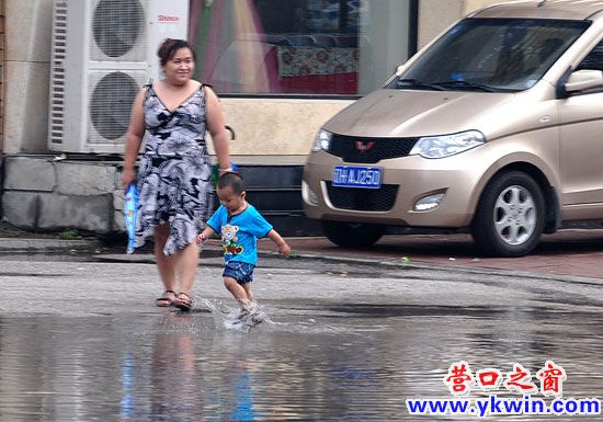 頑童戲水家長(zhǎng)應(yīng)監(jiān)督