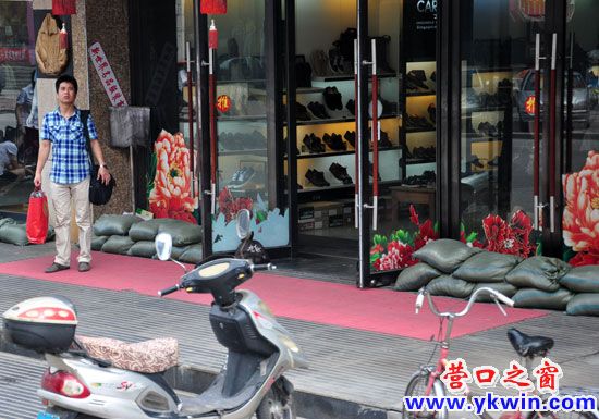 “梅花”過(guò)后 沙袋擋道