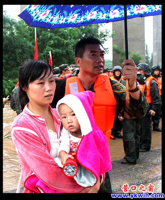 小石棚“搶險(xiǎn)” 公安干警“沖鋒”