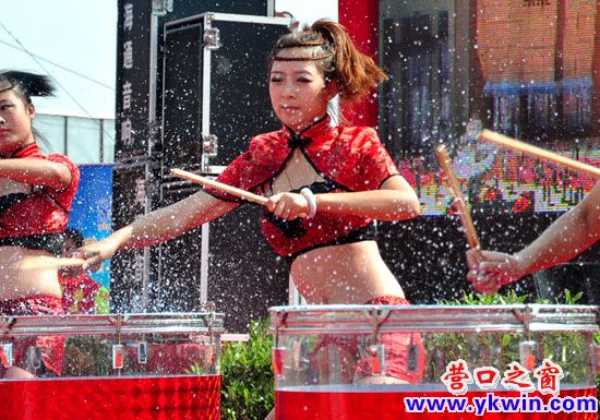 紅衣美女擂鼓助威 洲盛國際乘風(fēng)破浪