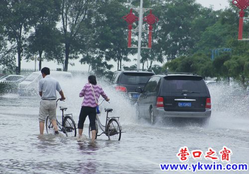 大雨過后馬路成澤國