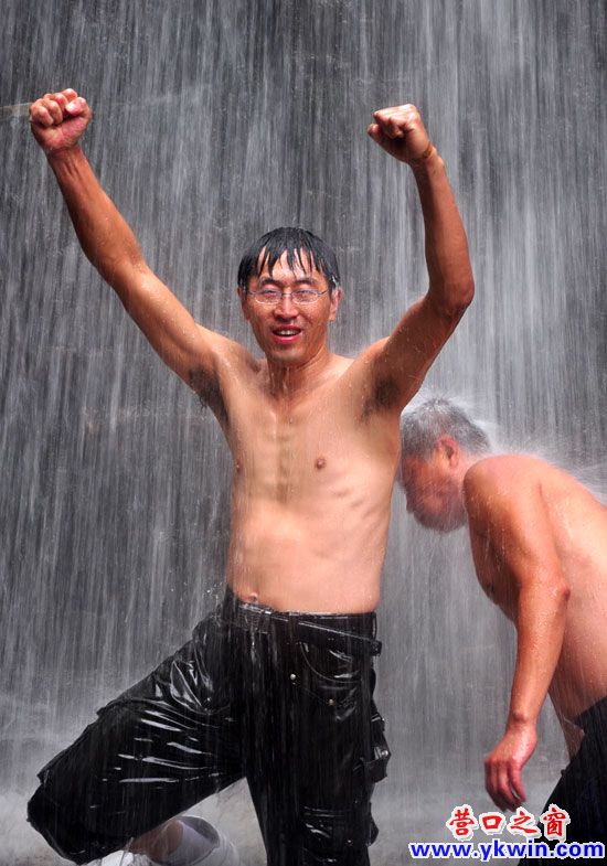 戶外“巖降哥”，瀑布玩“心跳”