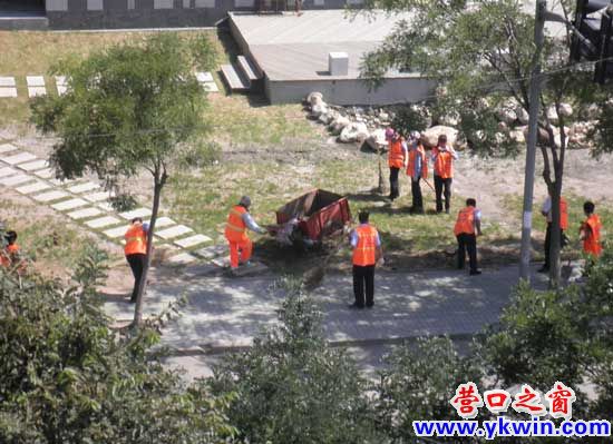 幾十名環(huán)衛(wèi)人驚現(xiàn)西部一路口