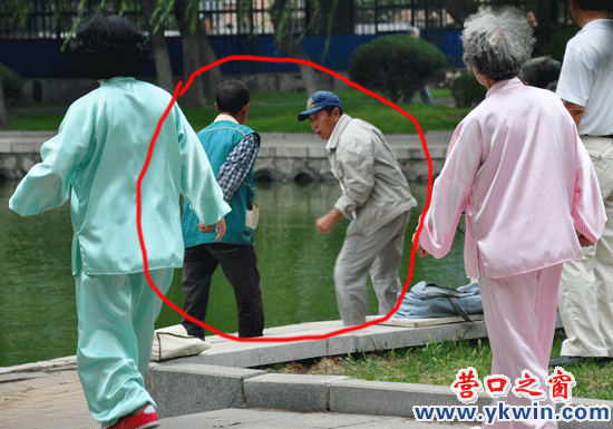 為一桶水，人民公園倆老頭打架