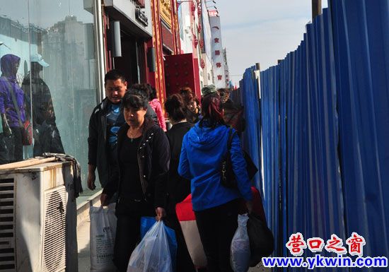 東升修路，最窄人行道僅寬50厘米