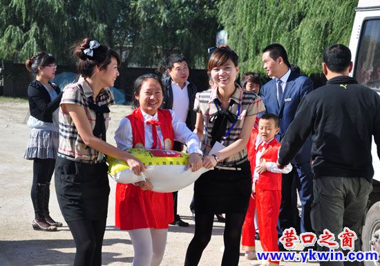 “洲盛置業(yè)”蓋縣“感恩行”