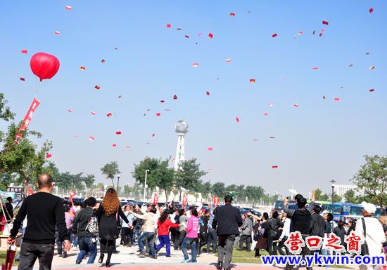 “國寶壹號”空中撒錢 數(shù)百群眾蜂搶