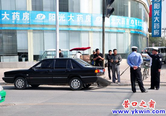 萬有路口別克追“吻”桑塔納