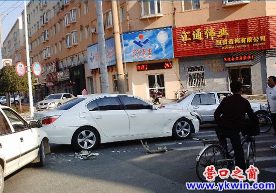 “匯通偉業(yè)”門前 寶馬撞夏利