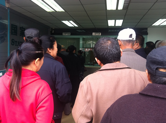 電費(fèi)所少上一天班 用戶交費(fèi)排長龍