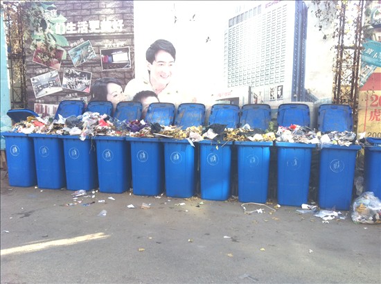 垃圾桶開會，皺眉、捂鼻、快走！