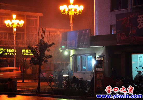  夜間老邊繁榮路 燒烤味飄滿街