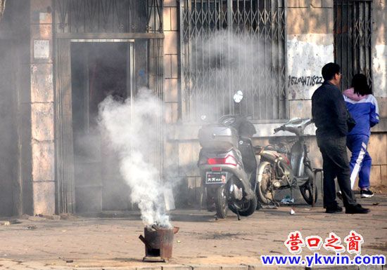 哥倆好燒烤，煙熏行人