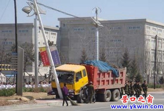 一個不留神 貨車爬上電線桿