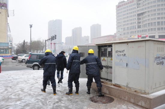 風雪中的電力搶修隊