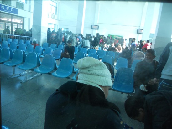 氣溫下降，乘火車出行的人數(shù)增多