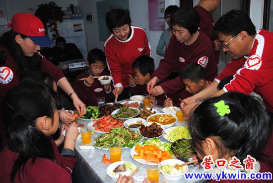 為農民工子女做午飯