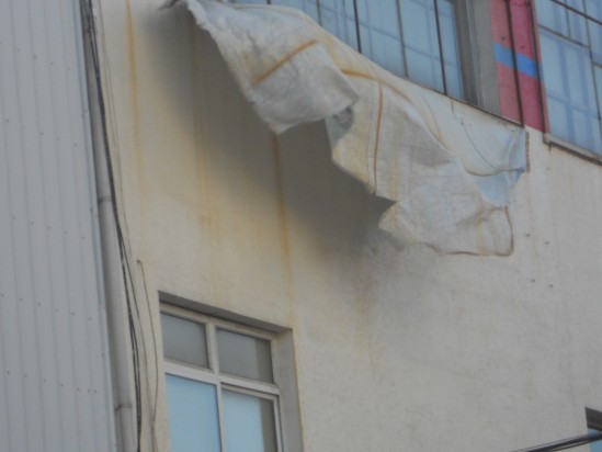 破舊墻紙隨風(fēng)舞