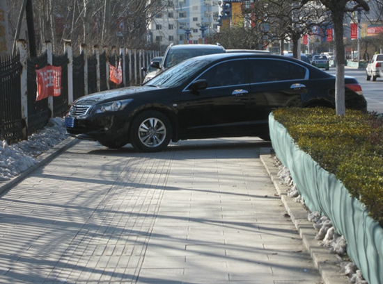 私家車“趕”走路人“獨占”人行道