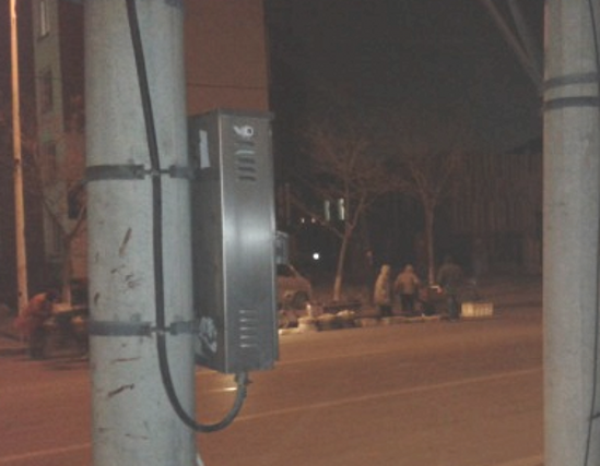 路邊擺攤很“敬業(yè)”