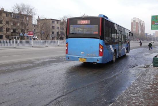 寒潮發(fā)威 公交站凍成溜冰場(chǎng)