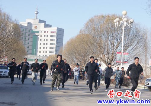 營(yíng)口監(jiān)獄青年警官長(zhǎng)跑紀(jì)念“一二九”運(yùn)動(dòng)	