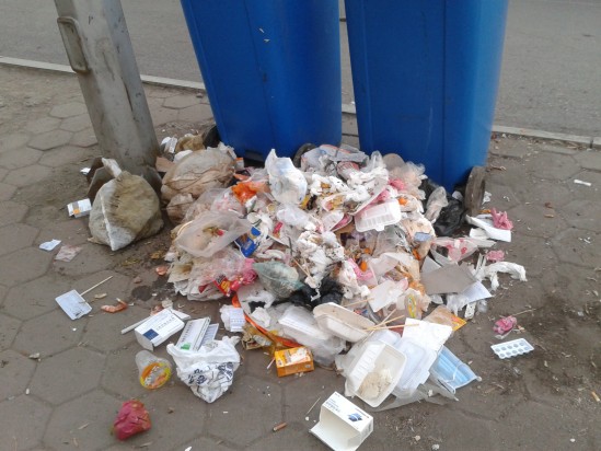 垃圾桶旁垃圾成堆 多走一步有多難？