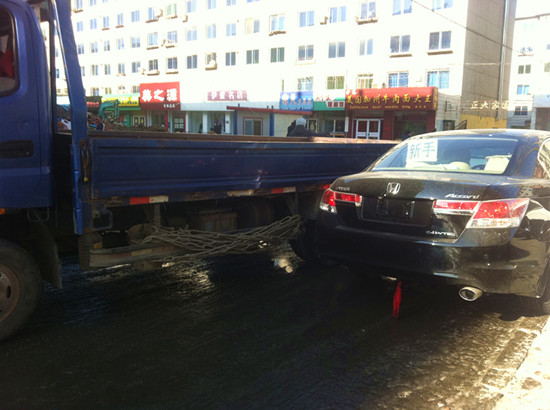 新車(chē)剛提就被蹭 雅閣司機(jī)很郁悶