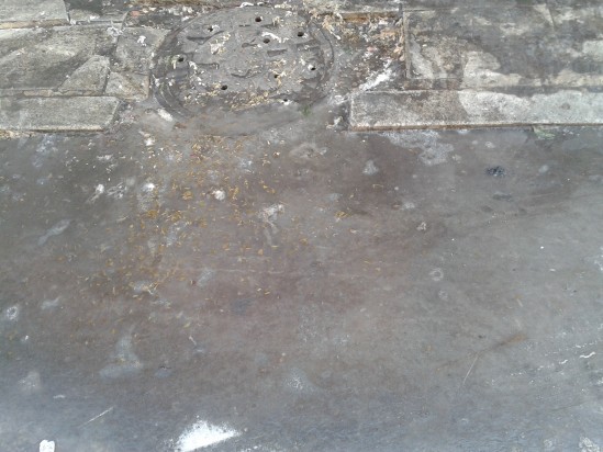 下水道旁倒污水 馬路凍成溜冰場(chǎng)