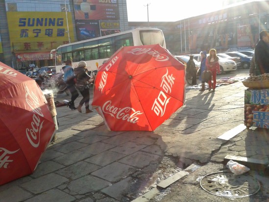 遮陽(yáng)傘倒地成排 擋了行人的路