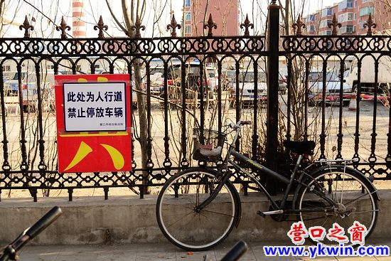 自行車“打劫”人行道