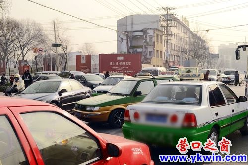 人行道被霸占，行人走投無路。