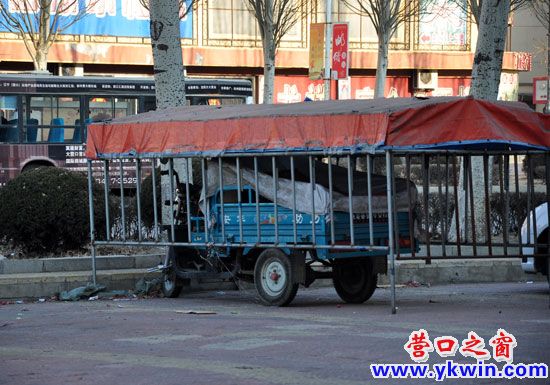 專屬三輪車棚占道，誰給你的權(quán)利