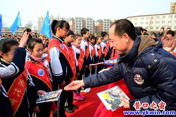 校長頒發(fā)紀念品