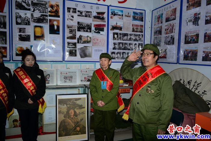 雷鋒紀(jì)念館負(fù)責(zé)人向來訪人員敬禮