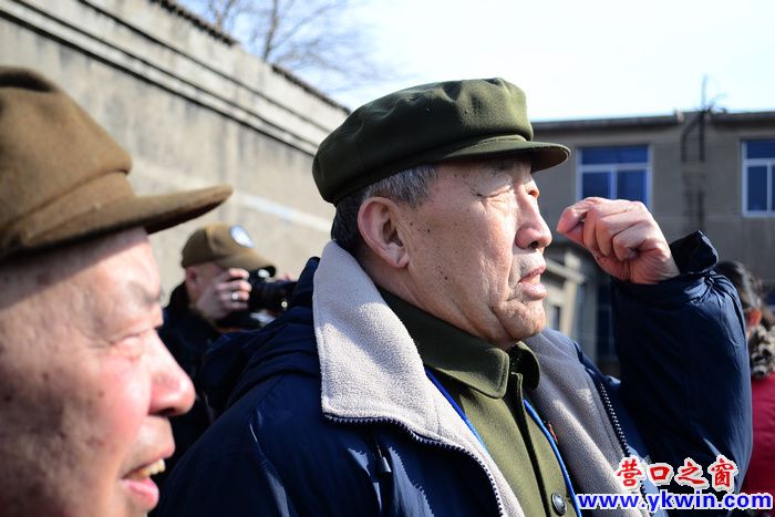 雷鋒精神促進(jìn)會杜玉深老人為大家講解雷鋒事跡