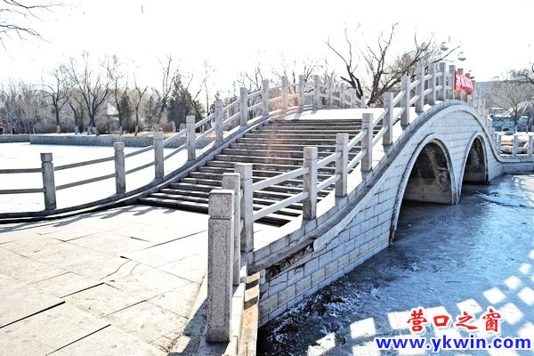 公園亂涂亂畫影響文明建設