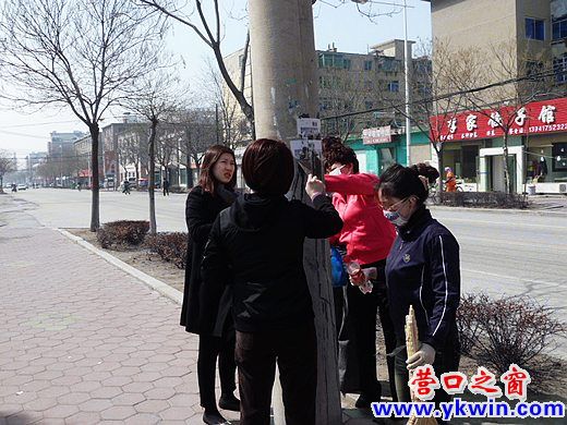 社區(qū)干部清理小廣告、小粘貼