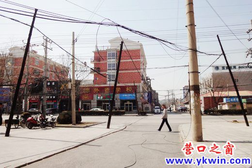 春泉市場北門前電線亂如蛛網