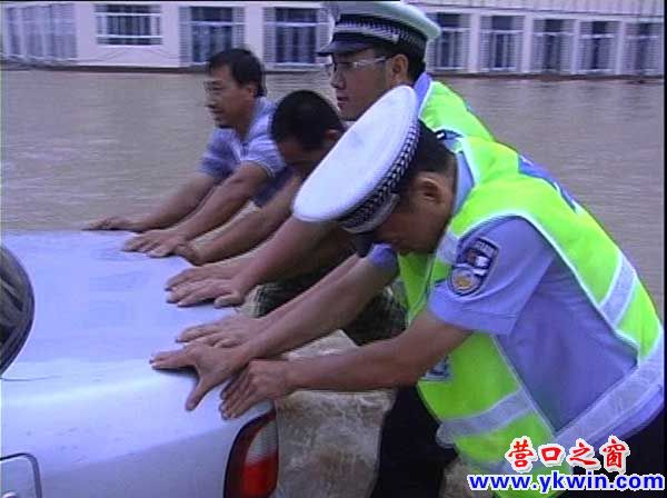 交警協(xié)力幫助被困司機將車輛
