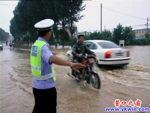 交警指揮疏散水中車輛