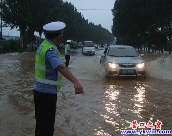 馬路成河但交通依然順暢