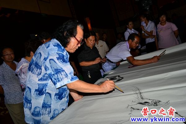 藝術(shù)家現(xiàn)場(chǎng)潑墨作畫