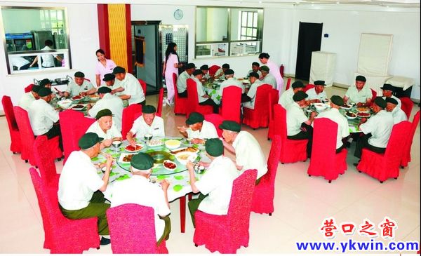 營口市光榮院養(yǎng)員在午餐