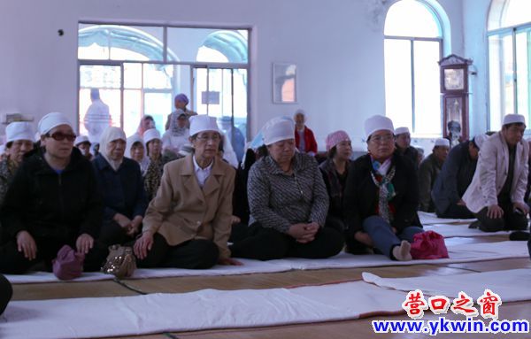 法圖麥會  跪 前面