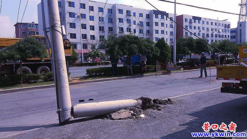 電線桿被撞3