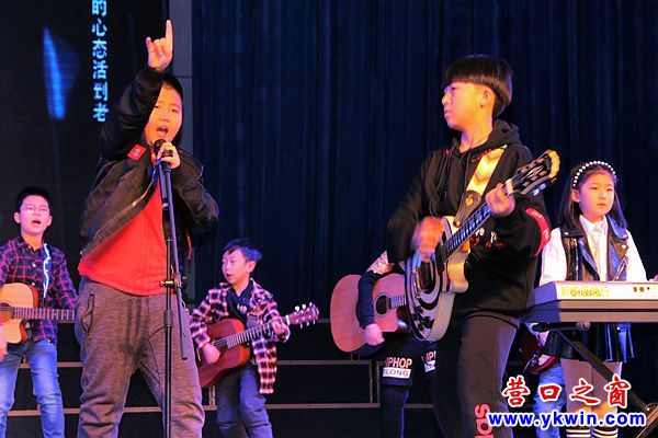 社區(qū)歡樂年聯(lián)歡會(huì)  吉他彈唱