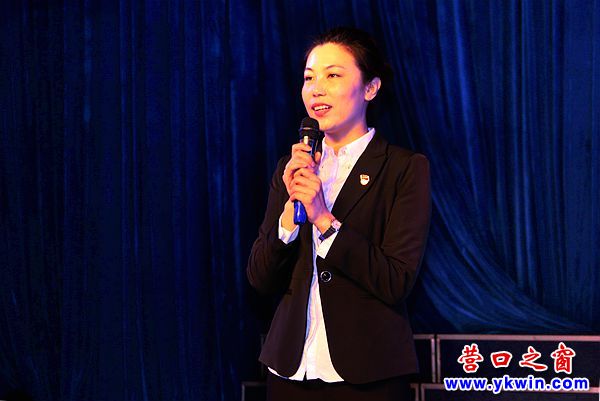 社區(qū)歡樂年聯(lián)歡會(huì)  書記