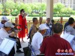 營(yíng)口市南湖公園老年樂(lè)團(tuán)自發(fā)歌唱黨