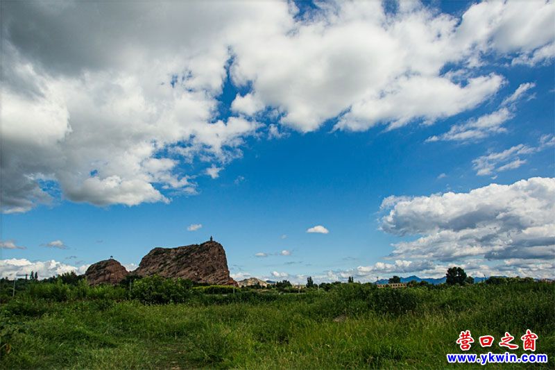 藍(lán)天白云下的望兒山